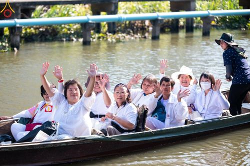 ภาพ No.206984:พิธีจุดประทีปถวายเป็นพุทธบูชา และบูชาธรรมมหาปูชนียาจารย์ ณ วัดโบสถ์(บน) ตำบลบางคูเวียง อำเภอบางกรวย จังหวัดนนทบุรี ในโครงการธรรมยาตรา กตัญญูบูชา มหาปูชนียาจารย์ พระมงคลเทพมุนี(สด จนฺทสโร) พระผู้ปราบมาร อนุสรณ์สถาน 7 แห่ง ปีที่ 13 วันที่ 18 มกราคม พ.ศ. 25