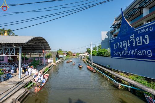 ภาพ No.206991:พิธีจุดประทีปถวายเป็นพุทธบูชา และบูชาธรรมมหาปูชนียาจารย์ ณ วัดโบสถ์(บน) ตำบลบางคูเวียง อำเภอบางกรวย จังหวัดนนทบุรี ในโครงการธรรมยาตรา กตัญญูบูชา มหาปูชนียาจารย์ พระมงคลเทพมุนี(สด จนฺทสโร) พระผู้ปราบมาร อนุสรณ์สถาน 7 แห่ง ปีที่ 13 วันที่ 18 มกราคม พ.ศ. 25