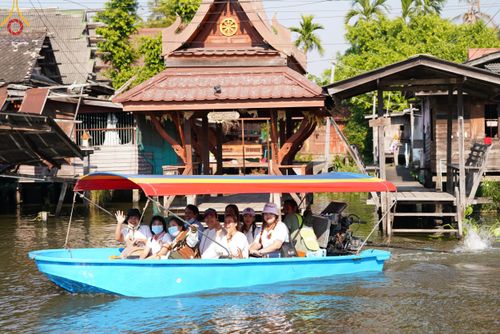 ภาพ No.206985:พิธีจุดประทีปถวายเป็นพุทธบูชา และบูชาธรรมมหาปูชนียาจารย์ ณ วัดโบสถ์(บน) ตำบลบางคูเวียง อำเภอบางกรวย จังหวัดนนทบุรี ในโครงการธรรมยาตรา กตัญญูบูชา มหาปูชนียาจารย์ พระมงคลเทพมุนี(สด จนฺทสโร) พระผู้ปราบมาร อนุสรณ์สถาน 7 แห่ง ปีที่ 13 วันที่ 18 มกราคม พ.ศ. 25