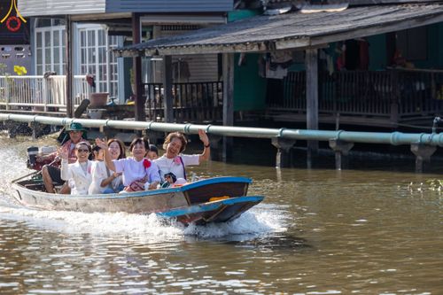 ภาพ No.206987:พิธีจุดประทีปถวายเป็นพุทธบูชา และบูชาธรรมมหาปูชนียาจารย์ ณ วัดโบสถ์(บน) ตำบลบางคูเวียง อำเภอบางกรวย จังหวัดนนทบุรี ในโครงการธรรมยาตรา กตัญญูบูชา มหาปูชนียาจารย์ พระมงคลเทพมุนี(สด จนฺทสโร) พระผู้ปราบมาร อนุสรณ์สถาน 7 แห่ง ปีที่ 13 วันที่ 18 มกราคม พ.ศ. 25