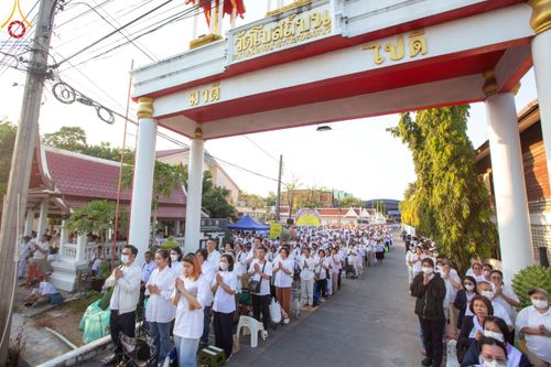 ภาพ No.206989:พิธีจุดประทีปถวายเป็นพุทธบูชา และบูชาธรรมมหาปูชนียาจารย์ ณ วัดโบสถ์(บน) ตำบลบางคูเวียง อำเภอบางกรวย จังหวัดนนทบุรี ในโครงการธรรมยาตรา กตัญญูบูชา มหาปูชนียาจารย์ พระมงคลเทพมุนี(สด จนฺทสโร) พระผู้ปราบมาร อนุสรณ์สถาน 7 แห่ง ปีที่ 13 วันที่ 18 มกราคม พ.ศ. 25