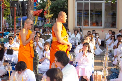 ภาพ No.206990:พิธีจุดประทีปถวายเป็นพุทธบูชา และบูชาธรรมมหาปูชนียาจารย์ ณ วัดโบสถ์(บน) ตำบลบางคูเวียง อำเภอบางกรวย จังหวัดนนทบุรี ในโครงการธรรมยาตรา กตัญญูบูชา มหาปูชนียาจารย์ พระมงคลเทพมุนี(สด จนฺทสโร) พระผู้ปราบมาร อนุสรณ์สถาน 7 แห่ง ปีที่ 13 วันที่ 18 มกราคม พ.ศ. 25