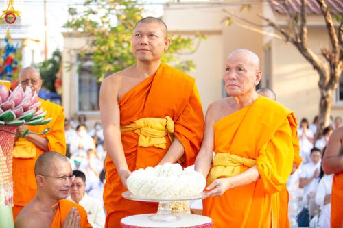 ภาพ No.206993:พิธีจุดประทีปถวายเป็นพุทธบูชา และบูชาธรรมมหาปูชนียาจารย์ ณ วัดโบสถ์(บน) ตำบลบางคูเวียง อำเภอบางกรวย จังหวัดนนทบุรี ในโครงการธรรมยาตรา กตัญญูบูชา มหาปูชนียาจารย์ พระมงคลเทพมุนี(สด จนฺทสโร) พระผู้ปราบมาร อนุสรณ์สถาน 7 แห่ง ปีที่ 13 วันที่ 18 มกราคม พ.ศ. 25