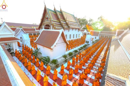 ภาพ No.206997:พิธีจุดประทีปถวายเป็นพุทธบูชา และบูชาธรรมมหาปูชนียาจารย์ ณ วัดโบสถ์(บน) ตำบลบางคูเวียง อำเภอบางกรวย จังหวัดนนทบุรี ในโครงการธรรมยาตรา กตัญญูบูชา มหาปูชนียาจารย์ พระมงคลเทพมุนี(สด จนฺทสโร) พระผู้ปราบมาร อนุสรณ์สถาน 7 แห่ง ปีที่ 13 วันที่ 18 มกราคม พ.ศ. 25