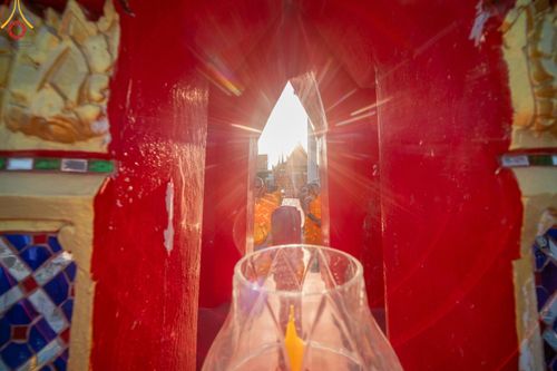 ภาพ No.206999:พิธีจุดประทีปถวายเป็นพุทธบูชา และบูชาธรรมมหาปูชนียาจารย์ ณ วัดโบสถ์(บน) ตำบลบางคูเวียง อำเภอบางกรวย จังหวัดนนทบุรี ในโครงการธรรมยาตรา กตัญญูบูชา มหาปูชนียาจารย์ พระมงคลเทพมุนี(สด จนฺทสโร) พระผู้ปราบมาร อนุสรณ์สถาน 7 แห่ง ปีที่ 13 วันที่ 18 มกราคม พ.ศ. 25