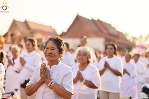 ภาพ No.207006:พิธีจุดประทีปถวายเป็นพุทธบูชา และบูชาธรรมมหาปูชนียาจารย์ ณ วัดโบสถ์(บน) ตำบลบางคูเวียง อำเภอบางกรวย จังหวัดนนทบุรี ในโครงการธรรมยาตรา กตัญญูบูชา มหาปูชนียาจารย์ พระมงคลเทพมุนี(สด จนฺทสโร) พระผู้ปราบมาร อนุสรณ์สถาน 7 แห่ง ปีที่ 13 วันที่ 18 มกราคม พ.ศ. 25