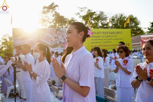 ภาพ No.207001:พิธีจุดประทีปถวายเป็นพุทธบูชา และบูชาธรรมมหาปูชนียาจารย์ ณ วัดโบสถ์(บน) ตำบลบางคูเวียง อำเภอบางกรวย จังหวัดนนทบุรี ในโครงการธรรมยาตรา กตัญญูบูชา มหาปูชนียาจารย์ พระมงคลเทพมุนี(สด จนฺทสโร) พระผู้ปราบมาร อนุสรณ์สถาน 7 แห่ง ปีที่ 13 วันที่ 18 มกราคม พ.ศ. 25