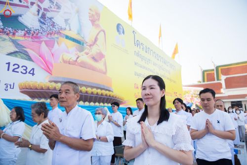 ภาพ No.207002:พิธีจุดประทีปถวายเป็นพุทธบูชา และบูชาธรรมมหาปูชนียาจารย์ ณ วัดโบสถ์(บน) ตำบลบางคูเวียง อำเภอบางกรวย จังหวัดนนทบุรี ในโครงการธรรมยาตรา กตัญญูบูชา มหาปูชนียาจารย์ พระมงคลเทพมุนี(สด จนฺทสโร) พระผู้ปราบมาร อนุสรณ์สถาน 7 แห่ง ปีที่ 13 วันที่ 18 มกราคม พ.ศ. 25