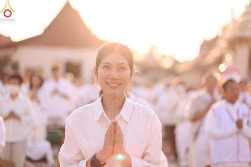 ภาพ No.207003:พิธีจุดประทีปถวายเป็นพุทธบูชา และบูชาธรรมมหาปูชนียาจารย์ ณ วัดโบสถ์(บน) ตำบลบางคูเวียง อำเภอบางกรวย จังหวัดนนทบุรี ในโครงการธรรมยาตรา กตัญญูบูชา มหาปูชนียาจารย์ พระมงคลเทพมุนี(สด จนฺทสโร) พระผู้ปราบมาร อนุสรณ์สถาน 7 แห่ง ปีที่ 13 วันที่ 18 มกราคม พ.ศ. 25