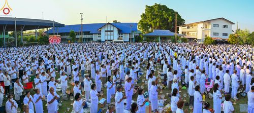 ภาพ No.207004:พิธีจุดประทีปถวายเป็นพุทธบูชา และบูชาธรรมมหาปูชนียาจารย์ ณ วัดโบสถ์(บน) ตำบลบางคูเวียง อำเภอบางกรวย จังหวัดนนทบุรี ในโครงการธรรมยาตรา กตัญญูบูชา มหาปูชนียาจารย์ พระมงคลเทพมุนี(สด จนฺทสโร) พระผู้ปราบมาร อนุสรณ์สถาน 7 แห่ง ปีที่ 13 วันที่ 18 มกราคม พ.ศ. 25