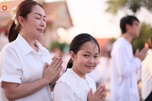ภาพ No.207005:พิธีจุดประทีปถวายเป็นพุทธบูชา และบูชาธรรมมหาปูชนียาจารย์ ณ วัดโบสถ์(บน) ตำบลบางคูเวียง อำเภอบางกรวย จังหวัดนนทบุรี ในโครงการธรรมยาตรา กตัญญูบูชา มหาปูชนียาจารย์ พระมงคลเทพมุนี(สด จนฺทสโร) พระผู้ปราบมาร อนุสรณ์สถาน 7 แห่ง ปีที่ 13 วันที่ 18 มกราคม พ.ศ. 25