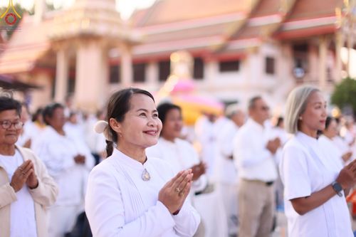 ภาพ No.207009:พิธีจุดประทีปถวายเป็นพุทธบูชา และบูชาธรรมมหาปูชนียาจารย์ ณ วัดโบสถ์(บน) ตำบลบางคูเวียง อำเภอบางกรวย จังหวัดนนทบุรี ในโครงการธรรมยาตรา กตัญญูบูชา มหาปูชนียาจารย์ พระมงคลเทพมุนี(สด จนฺทสโร) พระผู้ปราบมาร อนุสรณ์สถาน 7 แห่ง ปีที่ 13 วันที่ 18 มกราคม พ.ศ. 25