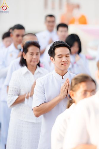 ภาพ No.207007:พิธีจุดประทีปถวายเป็นพุทธบูชา และบูชาธรรมมหาปูชนียาจารย์ ณ วัดโบสถ์(บน) ตำบลบางคูเวียง อำเภอบางกรวย จังหวัดนนทบุรี ในโครงการธรรมยาตรา กตัญญูบูชา มหาปูชนียาจารย์ พระมงคลเทพมุนี(สด จนฺทสโร) พระผู้ปราบมาร อนุสรณ์สถาน 7 แห่ง ปีที่ 13 วันที่ 18 มกราคม พ.ศ. 25