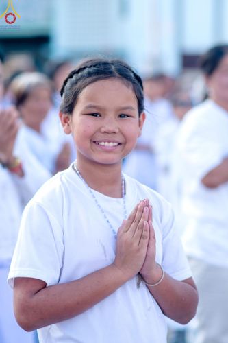 ภาพ No.207008:พิธีจุดประทีปถวายเป็นพุทธบูชา และบูชาธรรมมหาปูชนียาจารย์ ณ วัดโบสถ์(บน) ตำบลบางคูเวียง อำเภอบางกรวย จังหวัดนนทบุรี ในโครงการธรรมยาตรา กตัญญูบูชา มหาปูชนียาจารย์ พระมงคลเทพมุนี(สด จนฺทสโร) พระผู้ปราบมาร อนุสรณ์สถาน 7 แห่ง ปีที่ 13 วันที่ 18 มกราคม พ.ศ. 25