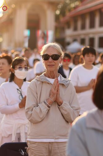 ภาพ No.207010:พิธีจุดประทีปถวายเป็นพุทธบูชา และบูชาธรรมมหาปูชนียาจารย์ ณ วัดโบสถ์(บน) ตำบลบางคูเวียง อำเภอบางกรวย จังหวัดนนทบุรี ในโครงการธรรมยาตรา กตัญญูบูชา มหาปูชนียาจารย์ พระมงคลเทพมุนี(สด จนฺทสโร) พระผู้ปราบมาร อนุสรณ์สถาน 7 แห่ง ปีที่ 13 วันที่ 18 มกราคม พ.ศ. 25