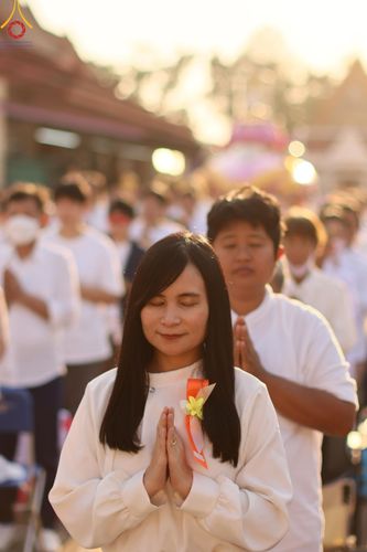 ภาพ No.207011:พิธีจุดประทีปถวายเป็นพุทธบูชา และบูชาธรรมมหาปูชนียาจารย์ ณ วัดโบสถ์(บน) ตำบลบางคูเวียง อำเภอบางกรวย จังหวัดนนทบุรี ในโครงการธรรมยาตรา กตัญญูบูชา มหาปูชนียาจารย์ พระมงคลเทพมุนี(สด จนฺทสโร) พระผู้ปราบมาร อนุสรณ์สถาน 7 แห่ง ปีที่ 13 วันที่ 18 มกราคม พ.ศ. 25