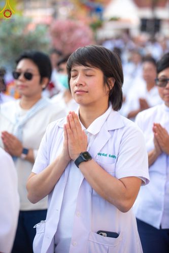 ภาพ No.207017:พิธีจุดประทีปถวายเป็นพุทธบูชา และบูชาธรรมมหาปูชนียาจารย์ ณ วัดโบสถ์(บน) ตำบลบางคูเวียง อำเภอบางกรวย จังหวัดนนทบุรี ในโครงการธรรมยาตรา กตัญญูบูชา มหาปูชนียาจารย์ พระมงคลเทพมุนี(สด จนฺทสโร) พระผู้ปราบมาร อนุสรณ์สถาน 7 แห่ง ปีที่ 13 วันที่ 18 มกราคม พ.ศ. 25