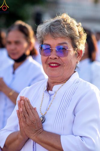 ภาพ No.207015:พิธีจุดประทีปถวายเป็นพุทธบูชา และบูชาธรรมมหาปูชนียาจารย์ ณ วัดโบสถ์(บน) ตำบลบางคูเวียง อำเภอบางกรวย จังหวัดนนทบุรี ในโครงการธรรมยาตรา กตัญญูบูชา มหาปูชนียาจารย์ พระมงคลเทพมุนี(สด จนฺทสโร) พระผู้ปราบมาร อนุสรณ์สถาน 7 แห่ง ปีที่ 13 วันที่ 18 มกราคม พ.ศ. 25