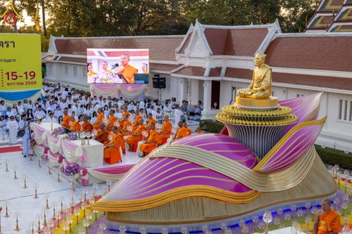 ภาพ No.207020:พิธีจุดประทีปถวายเป็นพุทธบูชา และบูชาธรรมมหาปูชนียาจารย์ ณ วัดโบสถ์(บน) ตำบลบางคูเวียง อำเภอบางกรวย จังหวัดนนทบุรี ในโครงการธรรมยาตรา กตัญญูบูชา มหาปูชนียาจารย์ พระมงคลเทพมุนี(สด จนฺทสโร) พระผู้ปราบมาร อนุสรณ์สถาน 7 แห่ง ปีที่ 13 วันที่ 18 มกราคม พ.ศ. 25