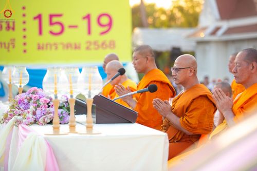 ภาพ No.207022:พิธีจุดประทีปถวายเป็นพุทธบูชา และบูชาธรรมมหาปูชนียาจารย์ ณ วัดโบสถ์(บน) ตำบลบางคูเวียง อำเภอบางกรวย จังหวัดนนทบุรี ในโครงการธรรมยาตรา กตัญญูบูชา มหาปูชนียาจารย์ พระมงคลเทพมุนี(สด จนฺทสโร) พระผู้ปราบมาร อนุสรณ์สถาน 7 แห่ง ปีที่ 13 วันที่ 18 มกราคม พ.ศ. 25