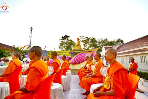 ภาพ No.207023:พิธีจุดประทีปถวายเป็นพุทธบูชา และบูชาธรรมมหาปูชนียาจารย์ ณ วัดโบสถ์(บน) ตำบลบางคูเวียง อำเภอบางกรวย จังหวัดนนทบุรี ในโครงการธรรมยาตรา กตัญญูบูชา มหาปูชนียาจารย์ พระมงคลเทพมุนี(สด จนฺทสโร) พระผู้ปราบมาร อนุสรณ์สถาน 7 แห่ง ปีที่ 13 วันที่ 18 มกราคม พ.ศ. 25