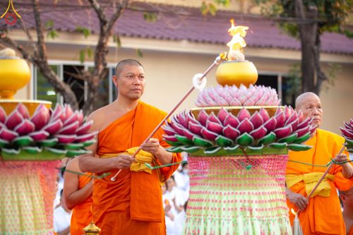 ภาพ No.207025:พิธีจุดประทีปถวายเป็นพุทธบูชา และบูชาธรรมมหาปูชนียาจารย์ ณ วัดโบสถ์(บน) ตำบลบางคูเวียง อำเภอบางกรวย จังหวัดนนทบุรี ในโครงการธรรมยาตรา กตัญญูบูชา มหาปูชนียาจารย์ พระมงคลเทพมุนี(สด จนฺทสโร) พระผู้ปราบมาร อนุสรณ์สถาน 7 แห่ง ปีที่ 13 วันที่ 18 มกราคม พ.ศ. 25