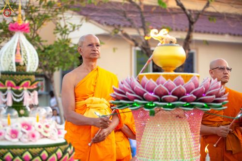 ภาพ No.207027:พิธีจุดประทีปถวายเป็นพุทธบูชา และบูชาธรรมมหาปูชนียาจารย์ ณ วัดโบสถ์(บน) ตำบลบางคูเวียง อำเภอบางกรวย จังหวัดนนทบุรี ในโครงการธรรมยาตรา กตัญญูบูชา มหาปูชนียาจารย์ พระมงคลเทพมุนี(สด จนฺทสโร) พระผู้ปราบมาร อนุสรณ์สถาน 7 แห่ง ปีที่ 13 วันที่ 18 มกราคม พ.ศ. 25