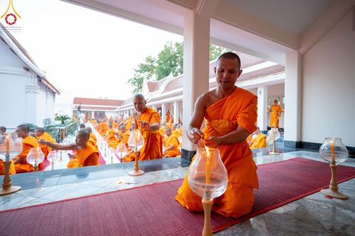 ภาพ No.207029:พิธีจุดประทีปถวายเป็นพุทธบูชา และบูชาธรรมมหาปูชนียาจารย์ ณ วัดโบสถ์(บน) ตำบลบางคูเวียง อำเภอบางกรวย จังหวัดนนทบุรี ในโครงการธรรมยาตรา กตัญญูบูชา มหาปูชนียาจารย์ พระมงคลเทพมุนี(สด จนฺทสโร) พระผู้ปราบมาร อนุสรณ์สถาน 7 แห่ง ปีที่ 13 วันที่ 18 มกราคม พ.ศ. 25