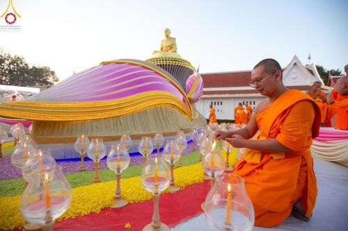 ภาพ No.207030:พิธีจุดประทีปถวายเป็นพุทธบูชา และบูชาธรรมมหาปูชนียาจารย์ ณ วัดโบสถ์(บน) ตำบลบางคูเวียง อำเภอบางกรวย จังหวัดนนทบุรี ในโครงการธรรมยาตรา กตัญญูบูชา มหาปูชนียาจารย์ พระมงคลเทพมุนี(สด จนฺทสโร) พระผู้ปราบมาร อนุสรณ์สถาน 7 แห่ง ปีที่ 13 วันที่ 18 มกราคม พ.ศ. 25