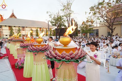ภาพ No.207032:พิธีจุดประทีปถวายเป็นพุทธบูชา และบูชาธรรมมหาปูชนียาจารย์ ณ วัดโบสถ์(บน) ตำบลบางคูเวียง อำเภอบางกรวย จังหวัดนนทบุรี ในโครงการธรรมยาตรา กตัญญูบูชา มหาปูชนียาจารย์ พระมงคลเทพมุนี(สด จนฺทสโร) พระผู้ปราบมาร อนุสรณ์สถาน 7 แห่ง ปีที่ 13 วันที่ 18 มกราคม พ.ศ. 25