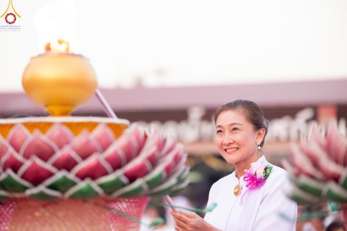 ภาพ No.207033:พิธีจุดประทีปถวายเป็นพุทธบูชา และบูชาธรรมมหาปูชนียาจารย์ ณ วัดโบสถ์(บน) ตำบลบางคูเวียง อำเภอบางกรวย จังหวัดนนทบุรี ในโครงการธรรมยาตรา กตัญญูบูชา มหาปูชนียาจารย์ พระมงคลเทพมุนี(สด จนฺทสโร) พระผู้ปราบมาร อนุสรณ์สถาน 7 แห่ง ปีที่ 13 วันที่ 18 มกราคม พ.ศ. 25