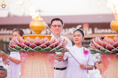 ภาพ No.207034:พิธีจุดประทีปถวายเป็นพุทธบูชา และบูชาธรรมมหาปูชนียาจารย์ ณ วัดโบสถ์(บน) ตำบลบางคูเวียง อำเภอบางกรวย จังหวัดนนทบุรี ในโครงการธรรมยาตรา กตัญญูบูชา มหาปูชนียาจารย์ พระมงคลเทพมุนี(สด จนฺทสโร) พระผู้ปราบมาร อนุสรณ์สถาน 7 แห่ง ปีที่ 13 วันที่ 18 มกราคม พ.ศ. 25