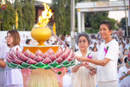 ภาพ No.207035:พิธีจุดประทีปถวายเป็นพุทธบูชา และบูชาธรรมมหาปูชนียาจารย์ ณ วัดโบสถ์(บน) ตำบลบางคูเวียง อำเภอบางกรวย จังหวัดนนทบุรี ในโครงการธรรมยาตรา กตัญญูบูชา มหาปูชนียาจารย์ พระมงคลเทพมุนี(สด จนฺทสโร) พระผู้ปราบมาร อนุสรณ์สถาน 7 แห่ง ปีที่ 13 วันที่ 18 มกราคม พ.ศ. 25