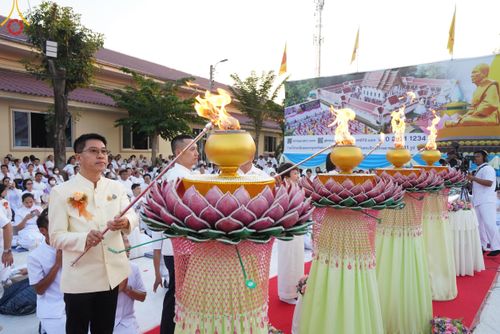 ภาพ No.207036:พิธีจุดประทีปถวายเป็นพุทธบูชา และบูชาธรรมมหาปูชนียาจารย์ ณ วัดโบสถ์(บน) ตำบลบางคูเวียง อำเภอบางกรวย จังหวัดนนทบุรี ในโครงการธรรมยาตรา กตัญญูบูชา มหาปูชนียาจารย์ พระมงคลเทพมุนี(สด จนฺทสโร) พระผู้ปราบมาร อนุสรณ์สถาน 7 แห่ง ปีที่ 13 วันที่ 18 มกราคม พ.ศ. 25