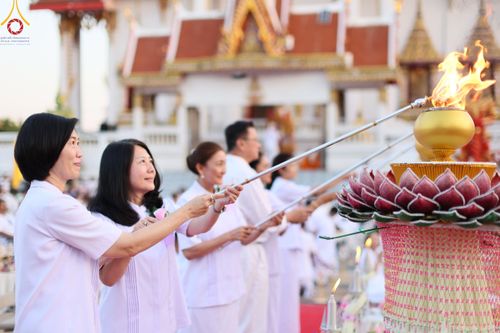ภาพ No.207037:พิธีจุดประทีปถวายเป็นพุทธบูชา และบูชาธรรมมหาปูชนียาจารย์ ณ วัดโบสถ์(บน) ตำบลบางคูเวียง อำเภอบางกรวย จังหวัดนนทบุรี ในโครงการธรรมยาตรา กตัญญูบูชา มหาปูชนียาจารย์ พระมงคลเทพมุนี(สด จนฺทสโร) พระผู้ปราบมาร อนุสรณ์สถาน 7 แห่ง ปีที่ 13 วันที่ 18 มกราคม พ.ศ. 25