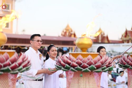 ภาพ No.207039:พิธีจุดประทีปถวายเป็นพุทธบูชา และบูชาธรรมมหาปูชนียาจารย์ ณ วัดโบสถ์(บน) ตำบลบางคูเวียง อำเภอบางกรวย จังหวัดนนทบุรี ในโครงการธรรมยาตรา กตัญญูบูชา มหาปูชนียาจารย์ พระมงคลเทพมุนี(สด จนฺทสโร) พระผู้ปราบมาร อนุสรณ์สถาน 7 แห่ง ปีที่ 13 วันที่ 18 มกราคม พ.ศ. 25