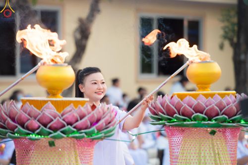 ภาพ No.207040:พิธีจุดประทีปถวายเป็นพุทธบูชา และบูชาธรรมมหาปูชนียาจารย์ ณ วัดโบสถ์(บน) ตำบลบางคูเวียง อำเภอบางกรวย จังหวัดนนทบุรี ในโครงการธรรมยาตรา กตัญญูบูชา มหาปูชนียาจารย์ พระมงคลเทพมุนี(สด จนฺทสโร) พระผู้ปราบมาร อนุสรณ์สถาน 7 แห่ง ปีที่ 13 วันที่ 18 มกราคม พ.ศ. 25