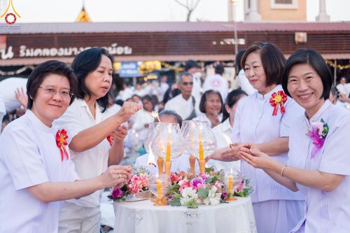 ภาพ No.207041:พิธีจุดประทีปถวายเป็นพุทธบูชา และบูชาธรรมมหาปูชนียาจารย์ ณ วัดโบสถ์(บน) ตำบลบางคูเวียง อำเภอบางกรวย จังหวัดนนทบุรี ในโครงการธรรมยาตรา กตัญญูบูชา มหาปูชนียาจารย์ พระมงคลเทพมุนี(สด จนฺทสโร) พระผู้ปราบมาร อนุสรณ์สถาน 7 แห่ง ปีที่ 13 วันที่ 18 มกราคม พ.ศ. 25