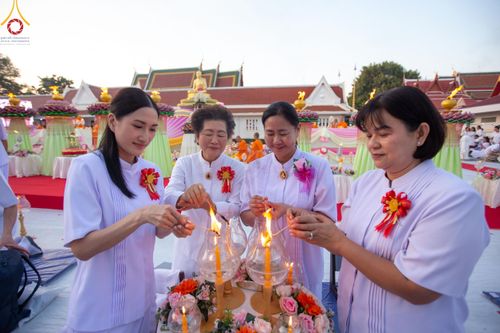 ภาพ No.207043:พิธีจุดประทีปถวายเป็นพุทธบูชา และบูชาธรรมมหาปูชนียาจารย์ ณ วัดโบสถ์(บน) ตำบลบางคูเวียง อำเภอบางกรวย จังหวัดนนทบุรี ในโครงการธรรมยาตรา กตัญญูบูชา มหาปูชนียาจารย์ พระมงคลเทพมุนี(สด จนฺทสโร) พระผู้ปราบมาร อนุสรณ์สถาน 7 แห่ง ปีที่ 13 วันที่ 18 มกราคม พ.ศ. 25