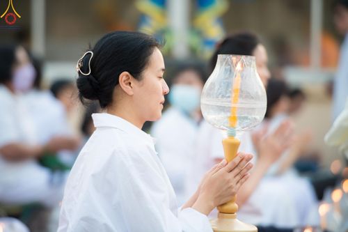 ภาพ No.207042:พิธีจุดประทีปถวายเป็นพุทธบูชา และบูชาธรรมมหาปูชนียาจารย์ ณ วัดโบสถ์(บน) ตำบลบางคูเวียง อำเภอบางกรวย จังหวัดนนทบุรี ในโครงการธรรมยาตรา กตัญญูบูชา มหาปูชนียาจารย์ พระมงคลเทพมุนี(สด จนฺทสโร) พระผู้ปราบมาร อนุสรณ์สถาน 7 แห่ง ปีที่ 13 วันที่ 18 มกราคม พ.ศ. 25