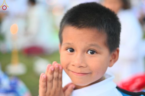 ภาพ No.207044:พิธีจุดประทีปถวายเป็นพุทธบูชา และบูชาธรรมมหาปูชนียาจารย์ ณ วัดโบสถ์(บน) ตำบลบางคูเวียง อำเภอบางกรวย จังหวัดนนทบุรี ในโครงการธรรมยาตรา กตัญญูบูชา มหาปูชนียาจารย์ พระมงคลเทพมุนี(สด จนฺทสโร) พระผู้ปราบมาร อนุสรณ์สถาน 7 แห่ง ปีที่ 13 วันที่ 18 มกราคม พ.ศ. 25