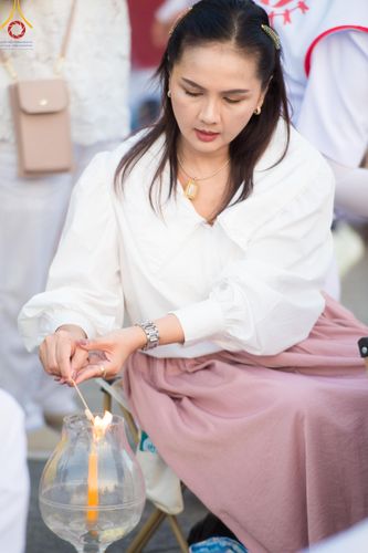 ภาพ No.207045:พิธีจุดประทีปถวายเป็นพุทธบูชา และบูชาธรรมมหาปูชนียาจารย์ ณ วัดโบสถ์(บน) ตำบลบางคูเวียง อำเภอบางกรวย จังหวัดนนทบุรี ในโครงการธรรมยาตรา กตัญญูบูชา มหาปูชนียาจารย์ พระมงคลเทพมุนี(สด จนฺทสโร) พระผู้ปราบมาร อนุสรณ์สถาน 7 แห่ง ปีที่ 13 วันที่ 18 มกราคม พ.ศ. 25
