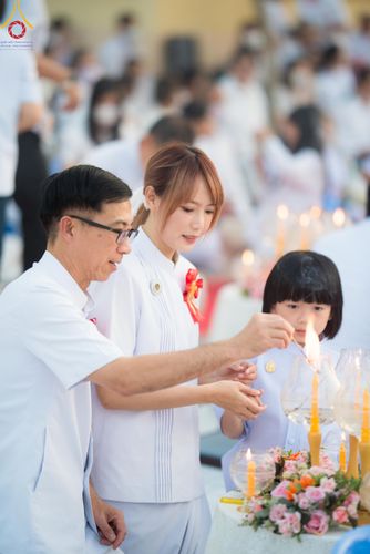 ภาพ No.207046:พิธีจุดประทีปถวายเป็นพุทธบูชา และบูชาธรรมมหาปูชนียาจารย์ ณ วัดโบสถ์(บน) ตำบลบางคูเวียง อำเภอบางกรวย จังหวัดนนทบุรี ในโครงการธรรมยาตรา กตัญญูบูชา มหาปูชนียาจารย์ พระมงคลเทพมุนี(สด จนฺทสโร) พระผู้ปราบมาร อนุสรณ์สถาน 7 แห่ง ปีที่ 13 วันที่ 18 มกราคม พ.ศ. 25