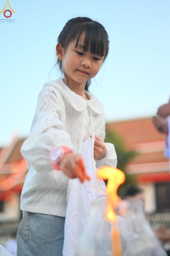 ภาพ No.207047:พิธีจุดประทีปถวายเป็นพุทธบูชา และบูชาธรรมมหาปูชนียาจารย์ ณ วัดโบสถ์(บน) ตำบลบางคูเวียง อำเภอบางกรวย จังหวัดนนทบุรี ในโครงการธรรมยาตรา กตัญญูบูชา มหาปูชนียาจารย์ พระมงคลเทพมุนี(สด จนฺทสโร) พระผู้ปราบมาร อนุสรณ์สถาน 7 แห่ง ปีที่ 13 วันที่ 18 มกราคม พ.ศ. 25