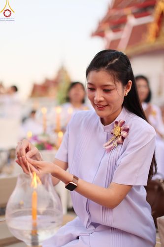 ภาพ No.207048:พิธีจุดประทีปถวายเป็นพุทธบูชา และบูชาธรรมมหาปูชนียาจารย์ ณ วัดโบสถ์(บน) ตำบลบางคูเวียง อำเภอบางกรวย จังหวัดนนทบุรี ในโครงการธรรมยาตรา กตัญญูบูชา มหาปูชนียาจารย์ พระมงคลเทพมุนี(สด จนฺทสโร) พระผู้ปราบมาร อนุสรณ์สถาน 7 แห่ง ปีที่ 13 วันที่ 18 มกราคม พ.ศ. 25