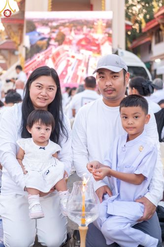 ภาพ No.207049:พิธีจุดประทีปถวายเป็นพุทธบูชา และบูชาธรรมมหาปูชนียาจารย์ ณ วัดโบสถ์(บน) ตำบลบางคูเวียง อำเภอบางกรวย จังหวัดนนทบุรี ในโครงการธรรมยาตรา กตัญญูบูชา มหาปูชนียาจารย์ พระมงคลเทพมุนี(สด จนฺทสโร) พระผู้ปราบมาร อนุสรณ์สถาน 7 แห่ง ปีที่ 13 วันที่ 18 มกราคม พ.ศ. 25