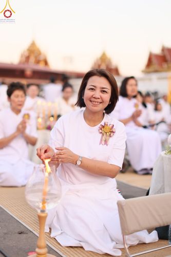ภาพ No.207050:พิธีจุดประทีปถวายเป็นพุทธบูชา และบูชาธรรมมหาปูชนียาจารย์ ณ วัดโบสถ์(บน) ตำบลบางคูเวียง อำเภอบางกรวย จังหวัดนนทบุรี ในโครงการธรรมยาตรา กตัญญูบูชา มหาปูชนียาจารย์ พระมงคลเทพมุนี(สด จนฺทสโร) พระผู้ปราบมาร อนุสรณ์สถาน 7 แห่ง ปีที่ 13 วันที่ 18 มกราคม พ.ศ. 25