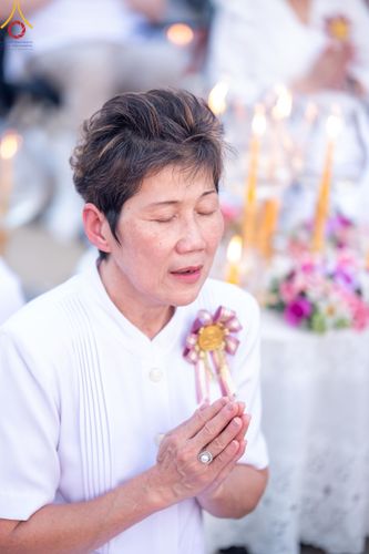 ภาพ No.207052:พิธีจุดประทีปถวายเป็นพุทธบูชา และบูชาธรรมมหาปูชนียาจารย์ ณ วัดโบสถ์(บน) ตำบลบางคูเวียง อำเภอบางกรวย จังหวัดนนทบุรี ในโครงการธรรมยาตรา กตัญญูบูชา มหาปูชนียาจารย์ พระมงคลเทพมุนี(สด จนฺทสโร) พระผู้ปราบมาร อนุสรณ์สถาน 7 แห่ง ปีที่ 13 วันที่ 18 มกราคม พ.ศ. 25