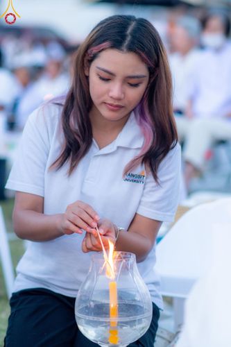 ภาพ No.207054:พิธีจุดประทีปถวายเป็นพุทธบูชา และบูชาธรรมมหาปูชนียาจารย์ ณ วัดโบสถ์(บน) ตำบลบางคูเวียง อำเภอบางกรวย จังหวัดนนทบุรี ในโครงการธรรมยาตรา กตัญญูบูชา มหาปูชนียาจารย์ พระมงคลเทพมุนี(สด จนฺทสโร) พระผู้ปราบมาร อนุสรณ์สถาน 7 แห่ง ปีที่ 13 วันที่ 18 มกราคม พ.ศ. 25