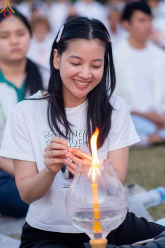 ภาพ No.207055:พิธีจุดประทีปถวายเป็นพุทธบูชา และบูชาธรรมมหาปูชนียาจารย์ ณ วัดโบสถ์(บน) ตำบลบางคูเวียง อำเภอบางกรวย จังหวัดนนทบุรี ในโครงการธรรมยาตรา กตัญญูบูชา มหาปูชนียาจารย์ พระมงคลเทพมุนี(สด จนฺทสโร) พระผู้ปราบมาร อนุสรณ์สถาน 7 แห่ง ปีที่ 13 วันที่ 18 มกราคม พ.ศ. 25